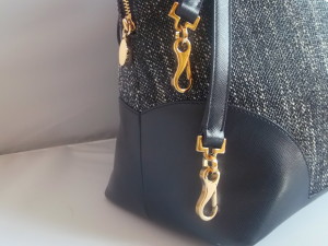 118 cm long shoulder strap and the base of the bag.