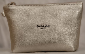 A little bag with chain. In one or two of the leathers chosen for the bag.  H 13cm x L 19cm